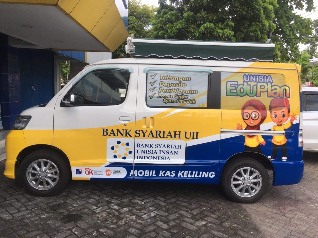 KANTOR KAS KELILING BPRS UII, MANJAKAN NASABAH